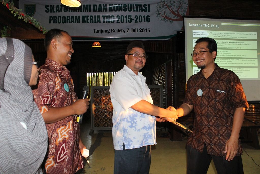 Bapak Samsul Abidin menerima bingkisan dari The Nature Conservancy pada acara Silaturahmi dan Konsultasi Kerja TNC Tahun 2015-2016